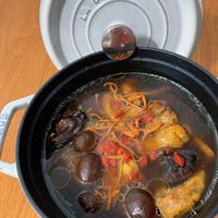 可能是麵、香菇、火鍋和文字的圖像