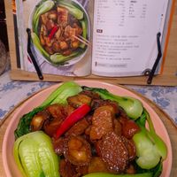 可能是炒麵、香菇和文字的圖像