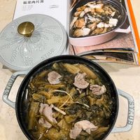 可能是燉小牛膝、火鍋和文字的圖像