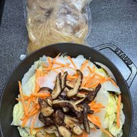 可能是香菇、麵、豆腐和顯示的文字是「 STAUB SILAUS 」的圖像