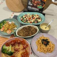 可能是豆腐、炒麵、義大利麵和文字的圖像