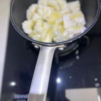 可能是木湯匙和豆腐的圖像
