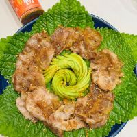 可能是生魚片、紫蘇和文字的圖像
