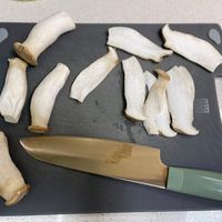 可能是香菇和刀的圖像
