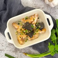 可能是魚卵和顯示的文字是「 STAUB STAUB TA 」的圖像