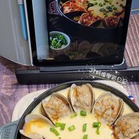可能是肉餡餅、起司火鍋、牧羊人派、火鍋和文字的圖像