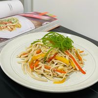可能是義大利麵、炒麵、拉麵和麵的圖像