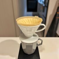 可能是咖啡杯、咖啡機、矢車菊和文字的圖像