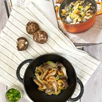 可能是燉小牛膝、豆腐、香菇、義大利麵和文字的圖像