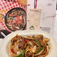 可能是肉排、炒麵、快炒和文字的圖像