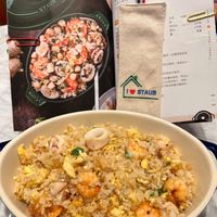 可能是炒飯、西班牙大鍋飯和文字的圖像