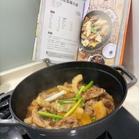 可能是燉小牛膝和文字的圖像