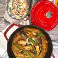 可能是豆腐、鯷魚、火鍋、香菇和文字的圖像