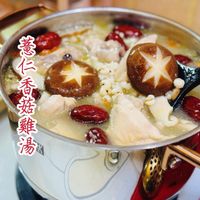 可能是豆腐、火鍋、粥、龍眼和顯示的文字是「。 香 養 仁 慈 雞 湯」的圖像