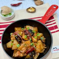 可能是豆腐、香菇和顯示的文字是「 stau staub entre 」的圖像