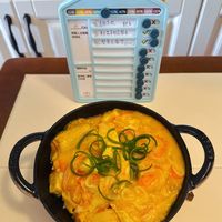 可能是西班牙大鍋飯、歐姆蛋、牧羊人派和文字的圖像