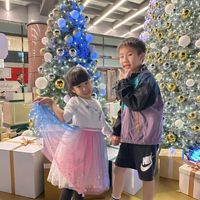 可能是小孩、聖誕樹和文字的圖像