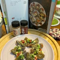 可能是鯷魚和文字的圖像
