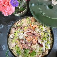可能是燉小牛膝、西班牙大鍋飯和顯示的文字是「 STAUB STAUB OF SAVES AOVIS 」的圖像