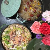 可能是西班牙大鍋飯、火鍋和燉小牛膝的圖像