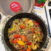 可能是快炒、燉小牛膝、肉排和顯示的文字是「 2025. 我 KStaui Staui O staub 50Years 50 Flavor 89 of 07 ، Ol Love S E STAUB S STAUB 」的圖像