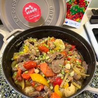 可能是‎快炒和‎顯示的文字是「 ‎2025. 我eStaui 我 Staubr 我 COOOTT مرمن staub ่ย A 50 Flavor Years & 9 د Love AU STAUB ST S STAUB 黄‎」‎‎ 的圖像