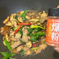 可能是快炒、香菇和文字的圖像