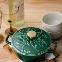 可能是顯示的文字是「 staub staub_japan … リのー TAVERI AUp STAUB 」的圖像