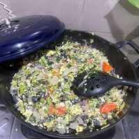 可能是炒飯、豆煮玉米、北非小米飯和西班牙大鍋飯的圖像