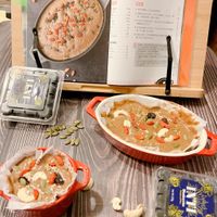 可能是肉餡餅、炒麵、牧羊人派、豆腐、火鍋和文字的圖像