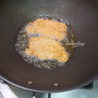 可能是食物和顯示的文字是「 RU lwwverfeng feng tườc 」的圖像