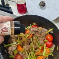 可能是快炒、肉排和文字的圖像
