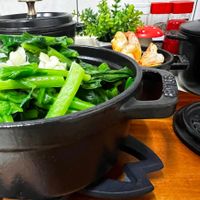 可能是綠葉甘藍、火鍋和莙薘菜的圖像