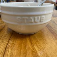 可能是顯示的文字是「 STAUB YUB 」的圖像