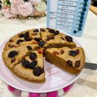 可能是戚風蛋糕、櫻桃和文字的圖像