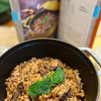 可能是香菇、粥、炒飯和顯示的文字是「五香油飯 STIC TAUA 」的圖像