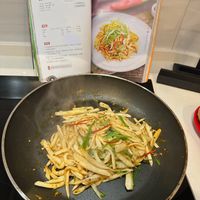 可能是拉麵、炒麵、豆腐、義大利麵和文字的圖像