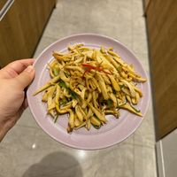 可能是義大利麵和鯷魚的圖像