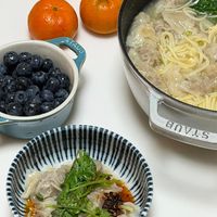 可能是香菇、麵和顯示的文字是「 STAUB TAU STAUB SUVI U 」的圖像