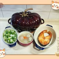 可能是粥、炸丸子、豆腐和顯示的文字是「コマゆ 2025.12011 2025 alahen 」的圖像
