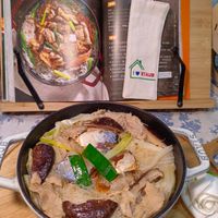 可能是豆腐、粥、麵、香菇、拉麵、火鍋和文字的圖像