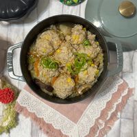 可能是麵、豆腐、西班牙大鍋飯、炒飯和文字的圖像