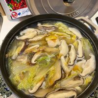 可能是香菇、火鍋和鯷魚的圖像
