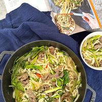 可能是義大利麵、麵、香菇和文字的圖像