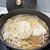 可能是火鍋、拉麵、麵和文字的圖像