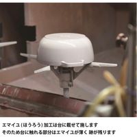 可能是鑽床、研磨機和顯示的文字是「エマイユ エマイユ(ほうろう) エマイユ(ほうろう)加工は台に載せて (ほうろう) うろう)加工は台に載せて施します そのため台に触れる部分はエマイユが薄 跡が残ります」的圖像