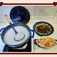 可能是豆腐、粥、燉小牛膝和文字的圖像