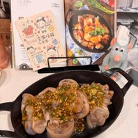可能是燉小牛膝、港式點心、肉餡餅、香菇和文字的圖像