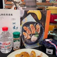 可能是炸丸子、半圓形餡餅、壽司和文字的圖像