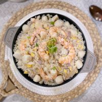 可能是炒飯、蝦和西班牙大鍋飯的圖像
